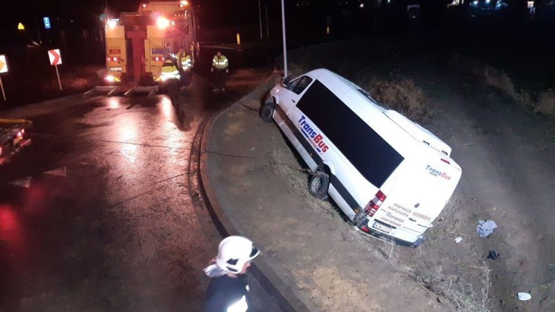 Kierowca busa "zaparkował" w rowie. Cztery osoby w szpitalu