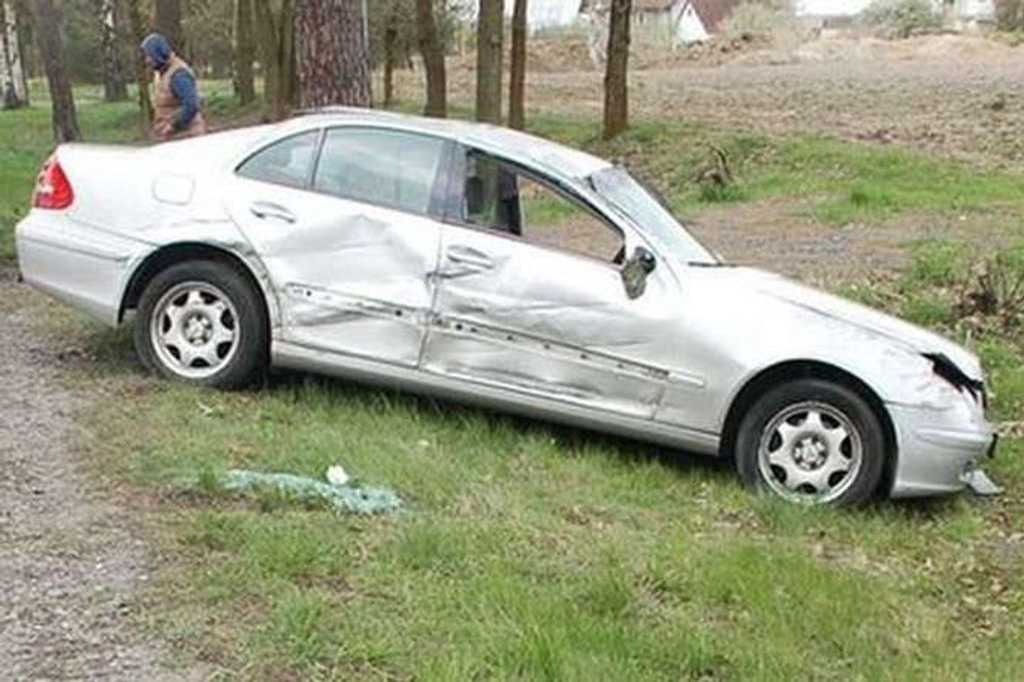 Kierowca ciągnika nie zauważył, że jest wyprzedzany. Zderzył się z mercedesem