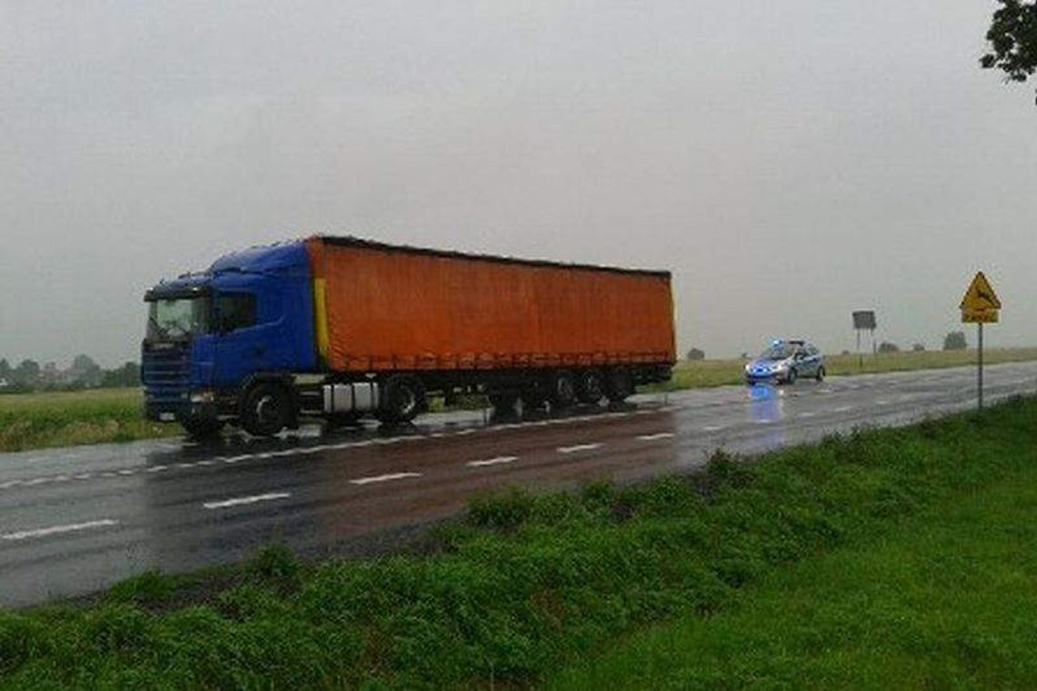 Kierowca ciężarówki jechał wężykiem po "siedemnastce". Miał 2,9 promila