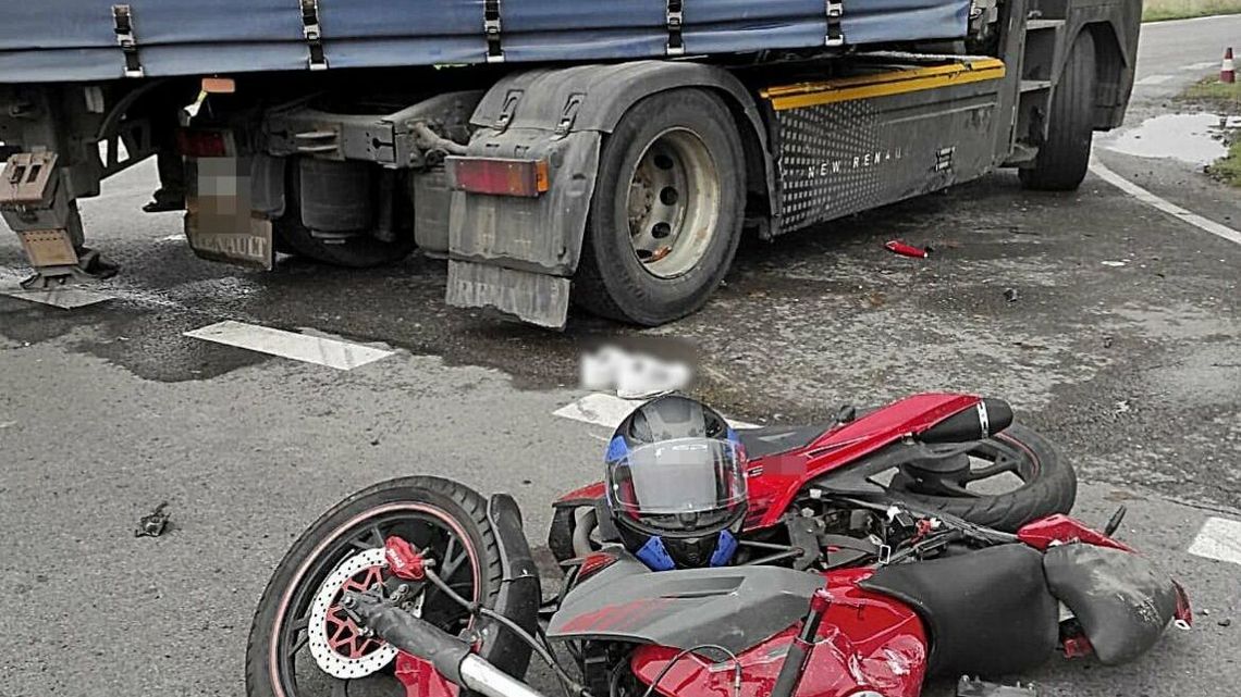 Kierowca ciężarówki nie ustąpił pierwszeństwa. Zderzył się z 17-letnim motorowerzystą