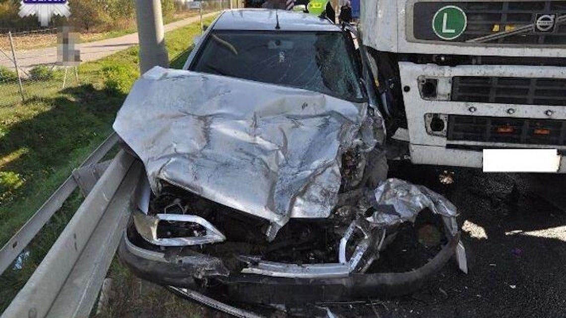 Kierowca ciężarówki stracił panowanie nad autem. Zderzył się z citroenem Kierowca ciężarówki stracił panowanie nad autem. Zderzył się z citroenem