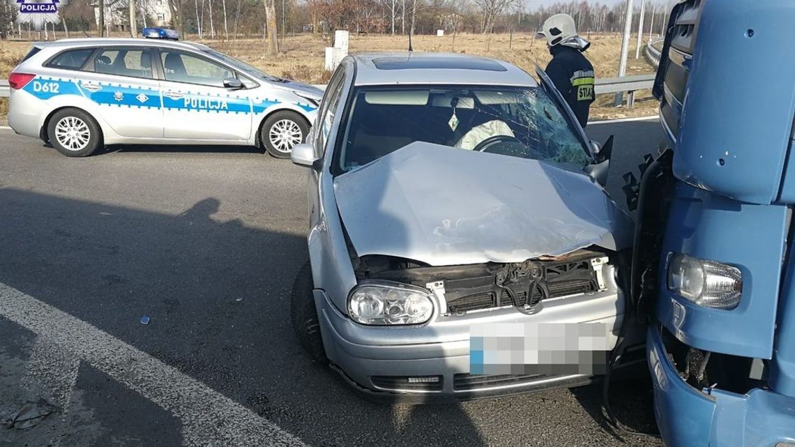 Kierowca ciężarówki wymusił pierwszeństwo i spowodował wypadek. Stracił prawo jazdy