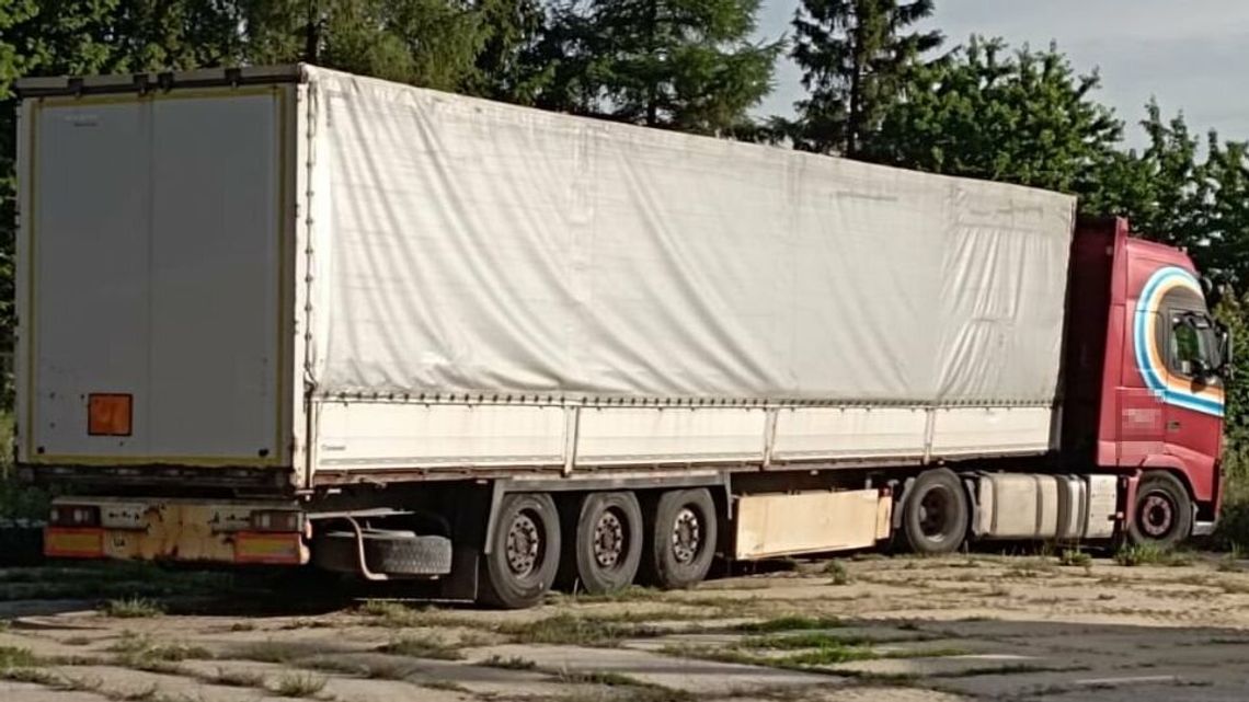 Kierowca ciężarówki wypadł z kabiny 