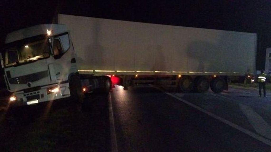Kierowca ciężarówki zatarasował drogę krajową nr 48 w Dęblinie