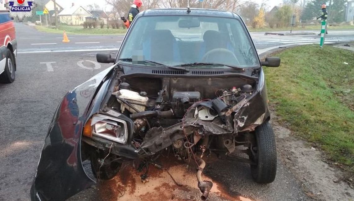 Kierowca cinquecento nie udzielił pierwszeństwa. Stracił przód auta [zdjęcia]