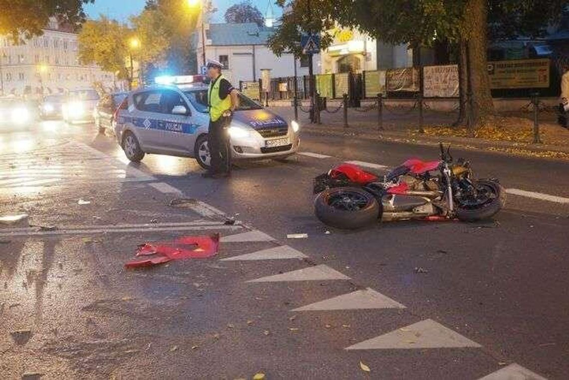 Kierowca citroena wymusił pierwszeństwo na motocykliście. Zaparkował i uciekł