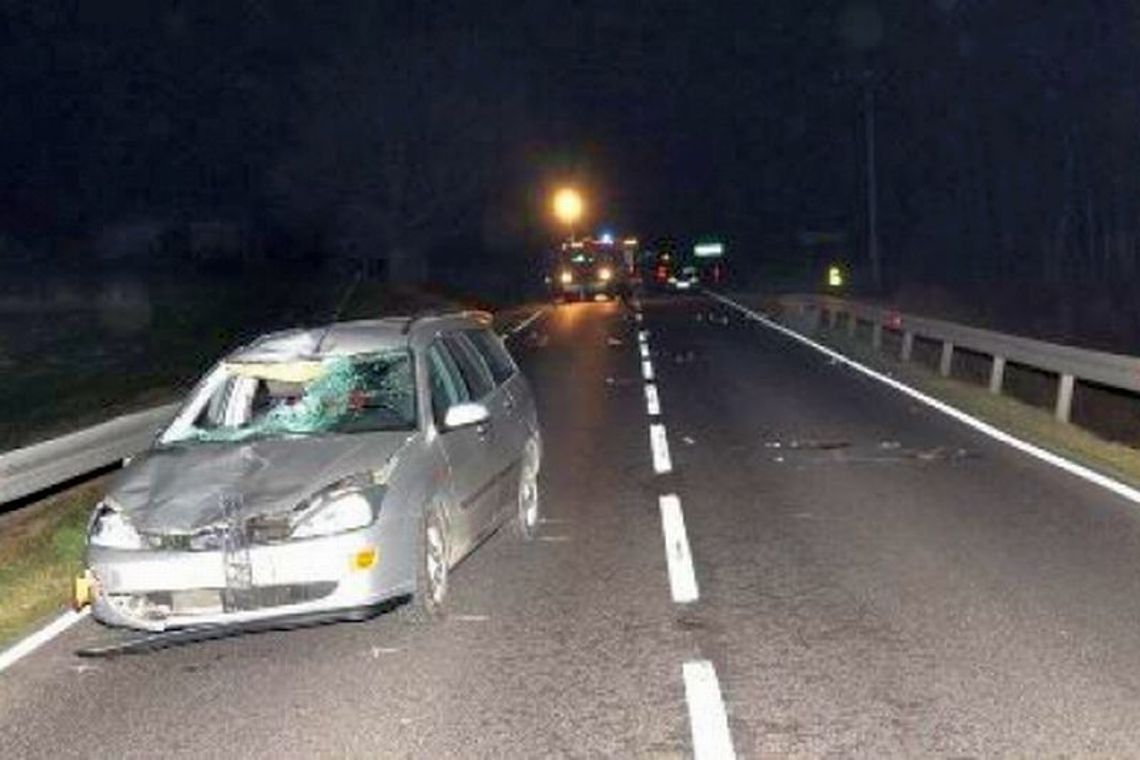 Kierowca forda potrącił pieszych. Kobieta i mężczyzna zginęli 