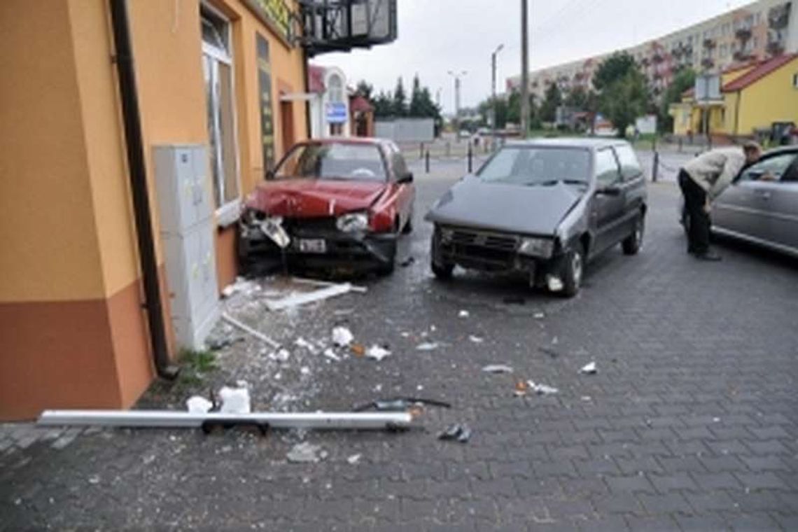 Kierowca golfa wjechał w budynek