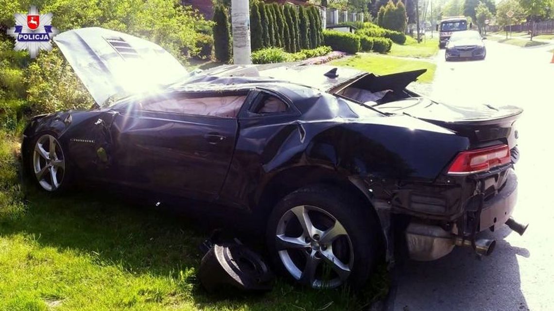 Kierowca jechał za szybko. Chevrolet uderzył w drzewo i dachował