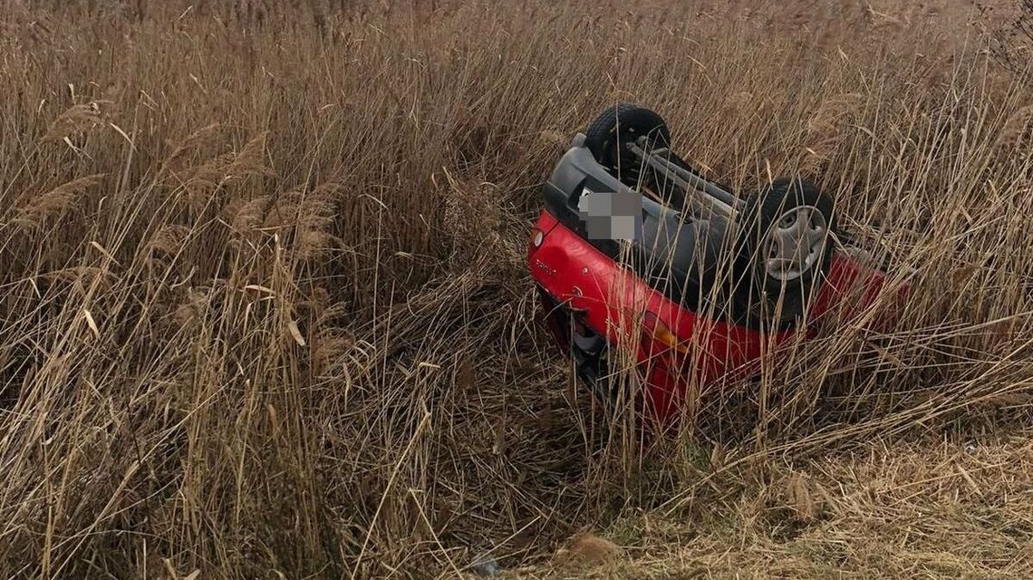 Kierowca kompletnie pijany, ale sam wyszedł z daewoo po dachowaniu
