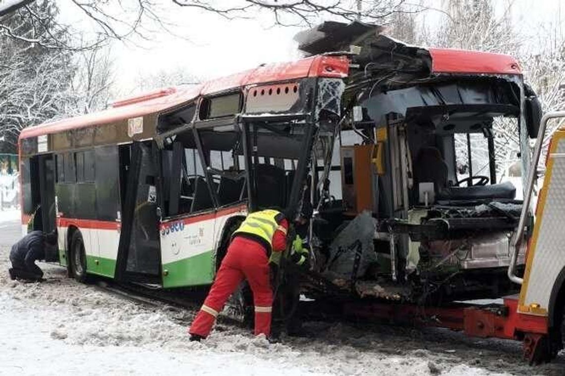 Kierowca, który rozbił autobus na drzewie, stanął przed sądem. "Na zakręcie było błoto pośniegowe" Kierowca, który rozbił autobus na drzewie, stanął przed sądem. "Na zakręcie było błoto pośniegowe"
