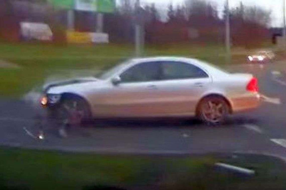 Kierowca mercedesa nie ustąpił pierwszeństwa. Moment zderzenia