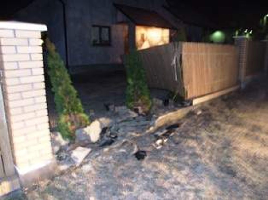 Kierowca mercedesa staranował ogrodzenie