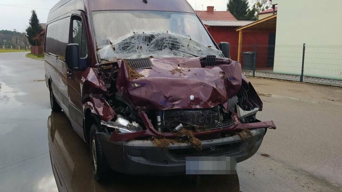 Kierowca mercedesa zasnął za kierownicą i wjechał w traktor