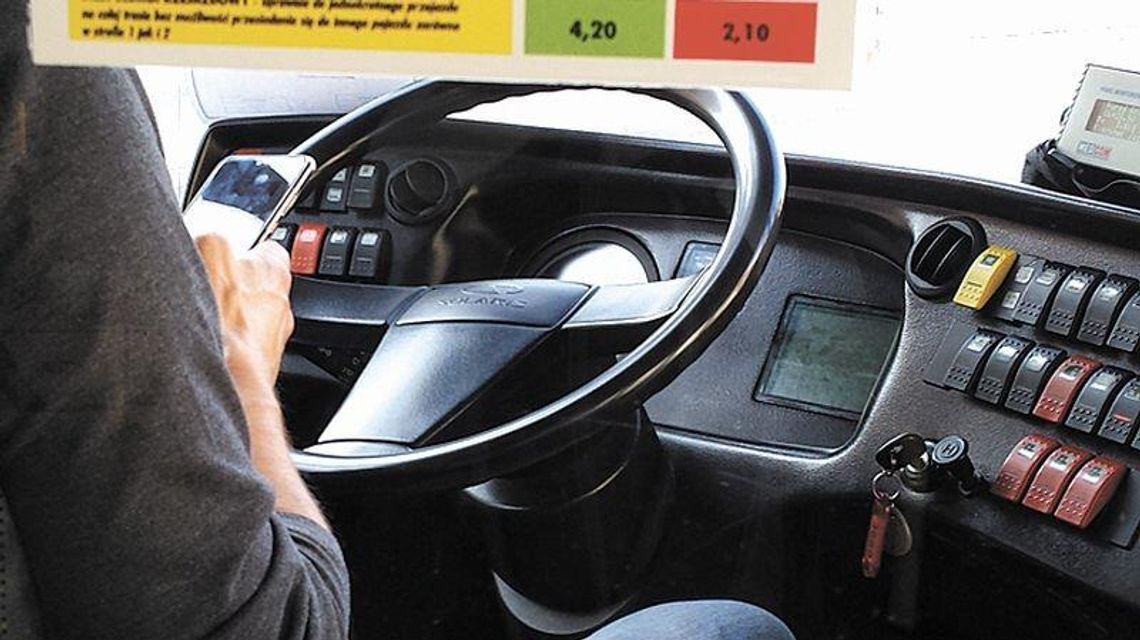 Kierowca MPK Lublin nie patrzył na ulicę. Pasażer zrobił mu zdjęcie