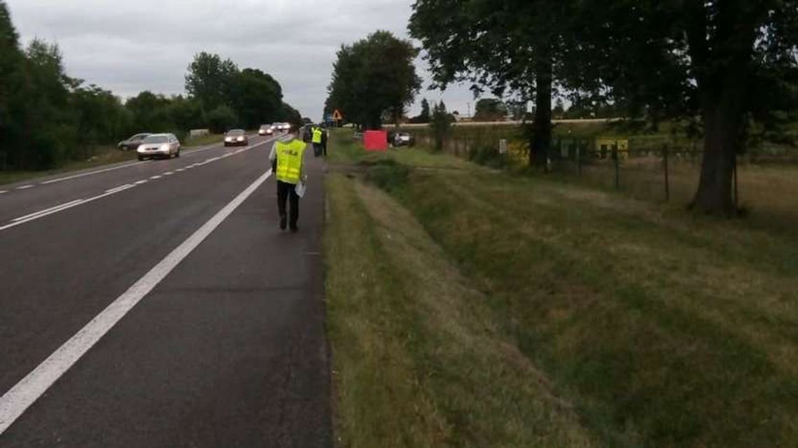 Kierowca nagle zjechał i rozbił auto na drzewie. Zginęła pasażerka
