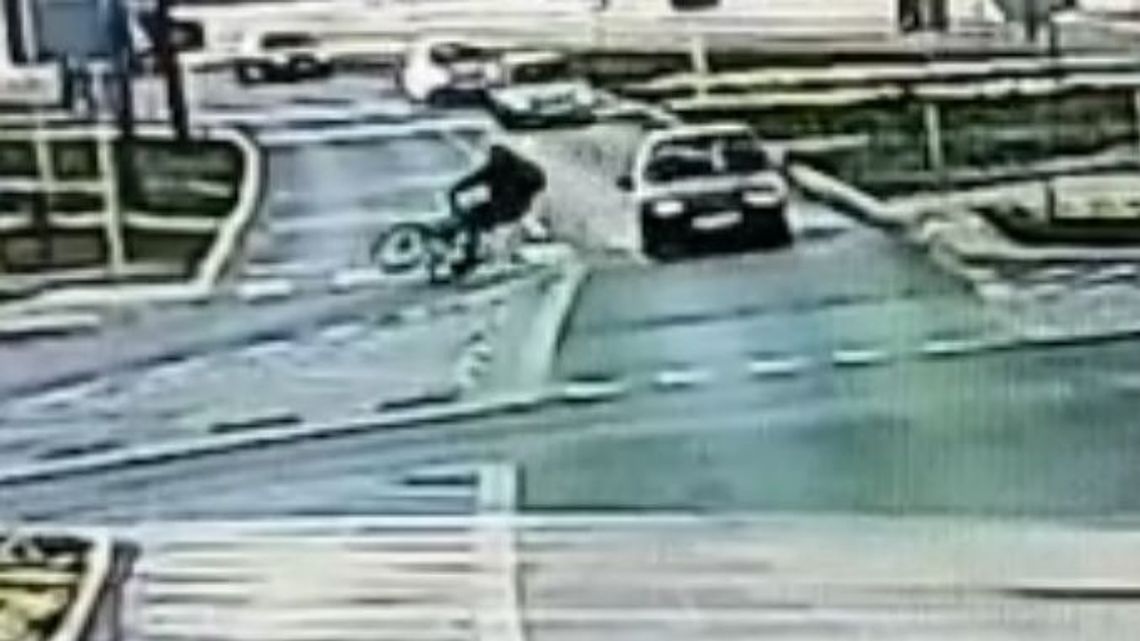 Kierowca nie ustąpił pierwszeństwa, rowerzysta trafił do szpitala [wideo z monitoringu]