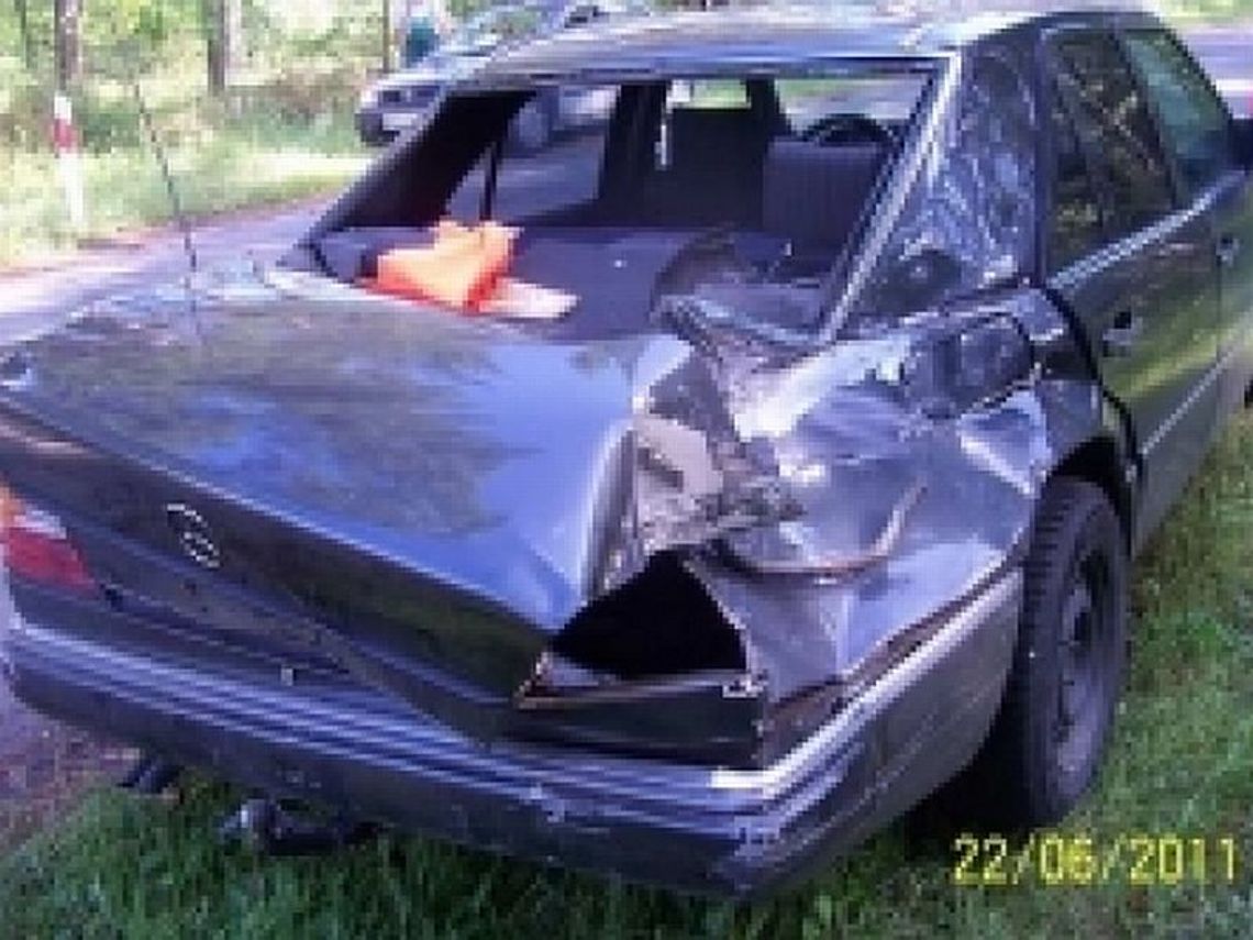 Kierowca nie zatrzymał się przed torami. Zderzył się z drezyną