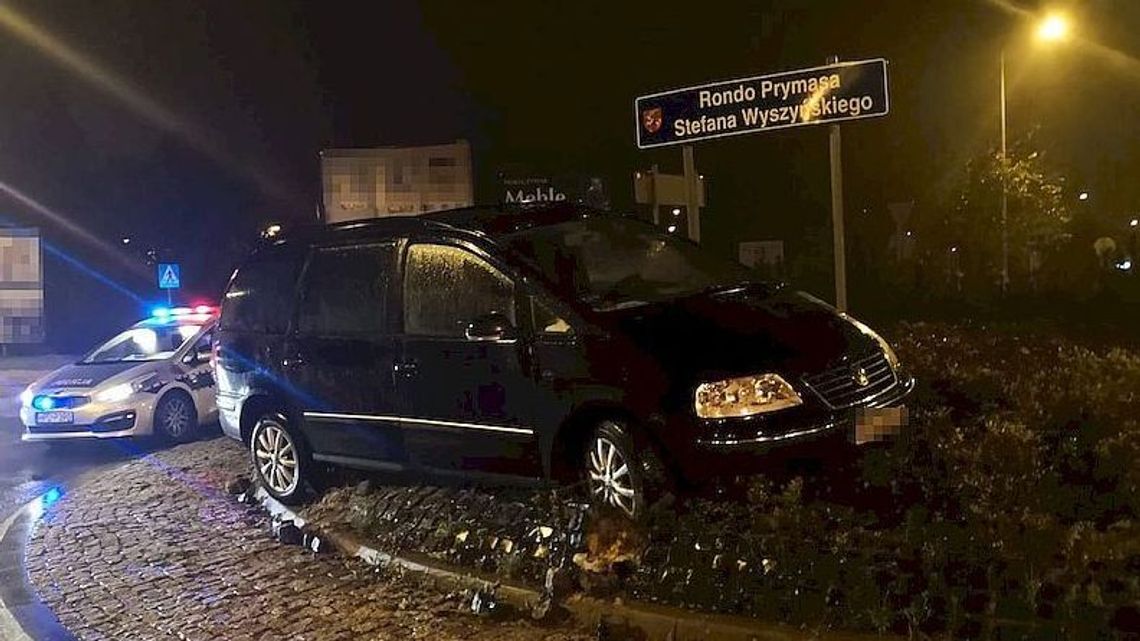Kierowca nie zauważył ronda w Puławach