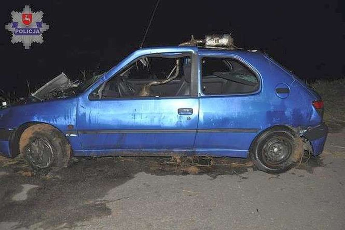 Kierowca obudził się w wodzie. Samochód wylądował w stawie Kierowca obudził się w wodzie. Samochód wylądował w stawie