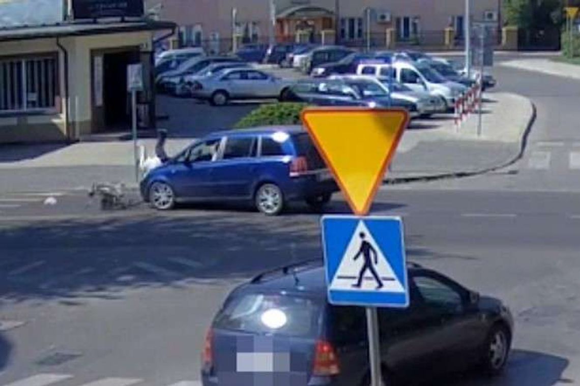 Kierowca opla nie zauważył rowerzysty. Zobacz moment wypadku (WIDEO) Kierowca opla nie zauważył rowerzysty. Zobacz moment wypadku (WIDEO)