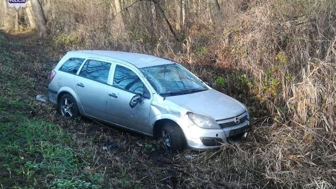 Kierowca opla wpadł do rowu. Policjanci wyczuli alkohol 