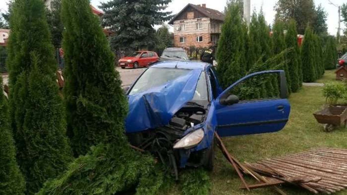 Kierowca opla wymusił pierwszeństwo, peugeot zatrzymał się na ogrodzeniu