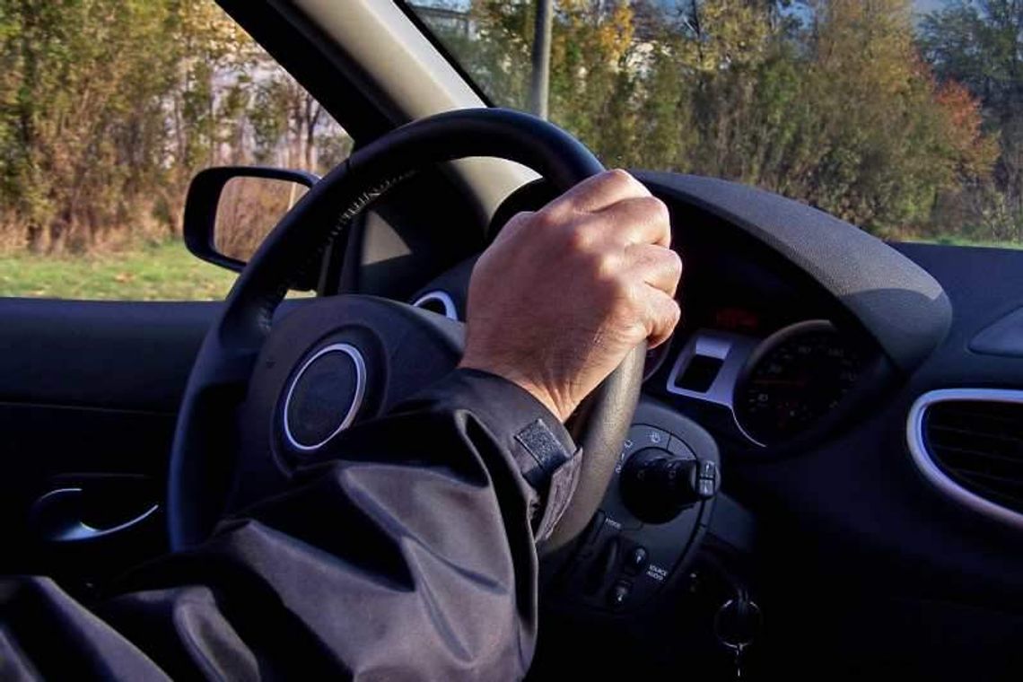 Kierowca pokazał środkowy palec. Dostał w twarz