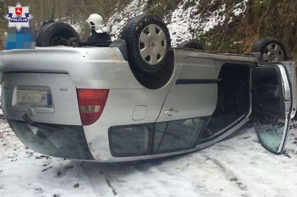 Kierowca posłuchał nawigacji, pojechał... przez wąwóz. Samochód dachował
