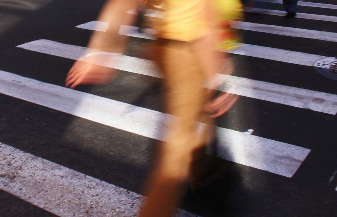 Kierowca potrącił pieszych na przejściu i uciekł