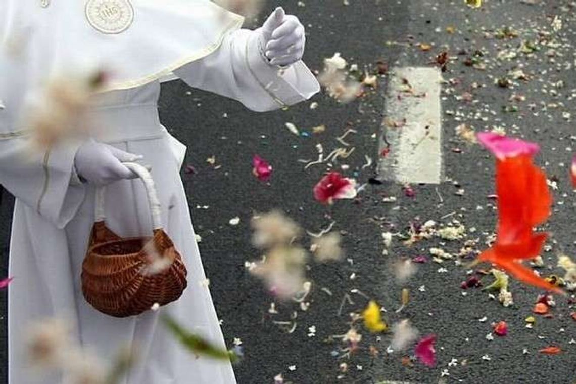 Kierowca prawie wjechał w procesję Bożego Ciała. Ludzie musieli uciekać spod kół