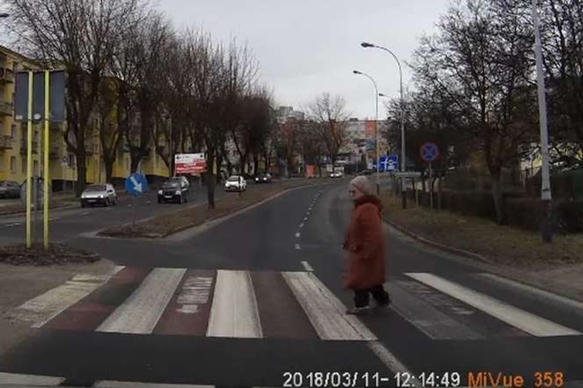 Kierowca przepuścił staruszkę, takiej reakcji się nie spodziewał [wideo]