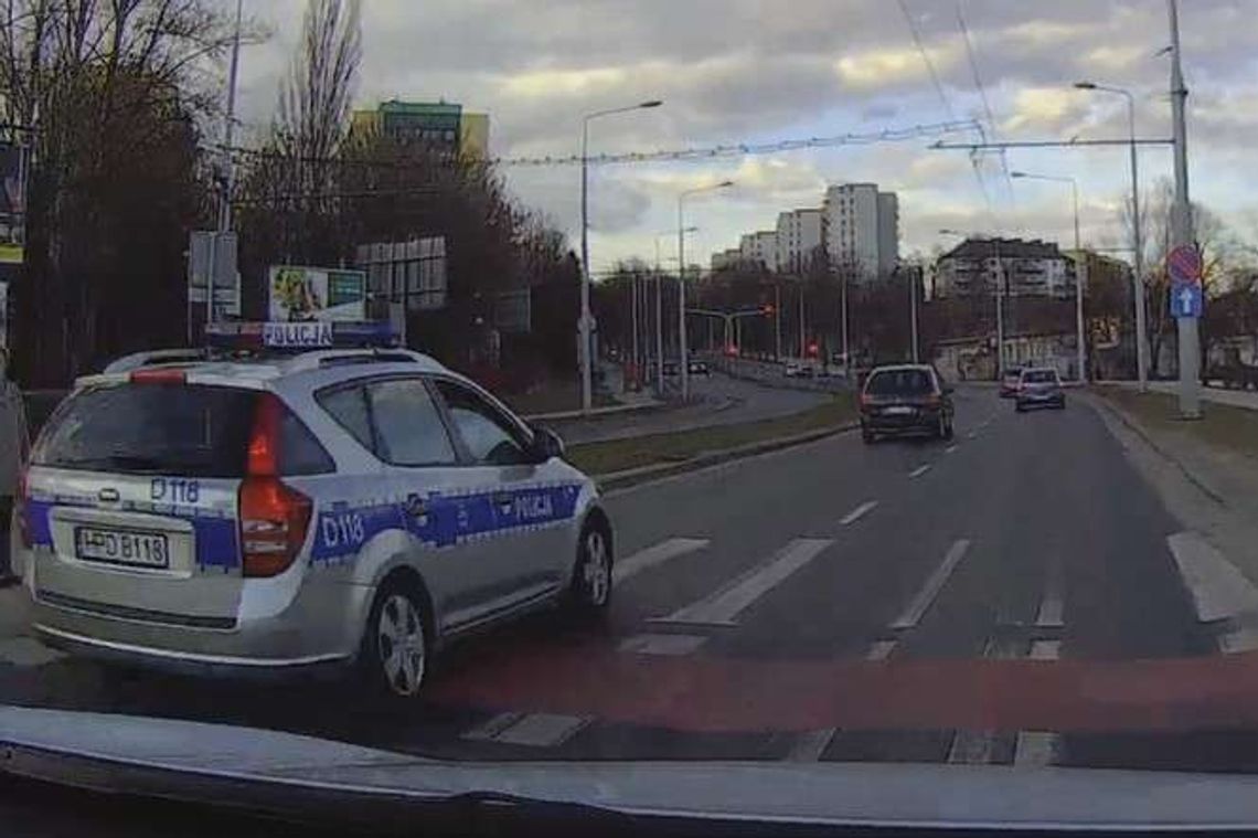 Kierowca przepuszcza pieszą, obok przejeżdża radiowóz. Co na to policja? (wideo)