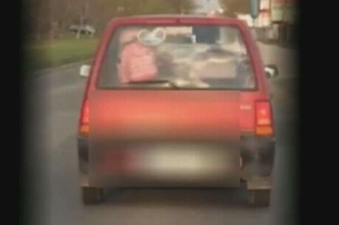Kierowca przewoził dziecko... na tylnej półce samochodu