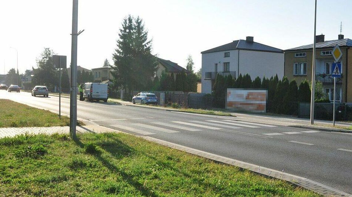 Kierowca renault potrącił nastolatkę na pasach. Tłumaczył, że oślepiło go słońce