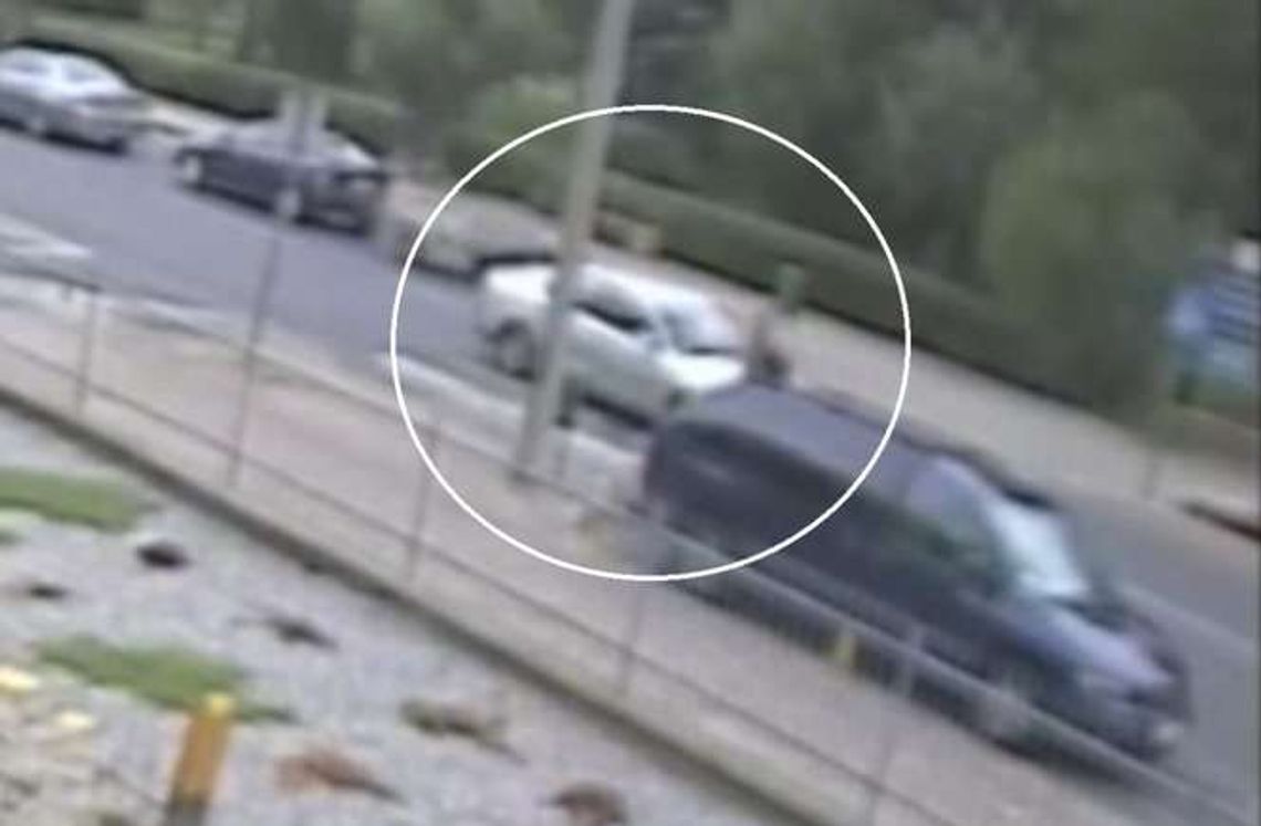 Kierowca saaba omal nie przejechał pieszego na przejściu (wideo)