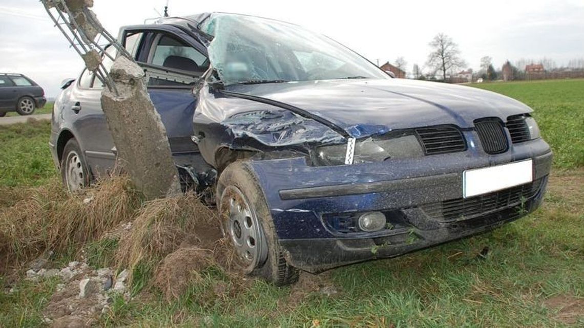 Kierowca seata uderzył w audi, a potem w słup Kierowca seata uderzył w audi, a potem w słup
