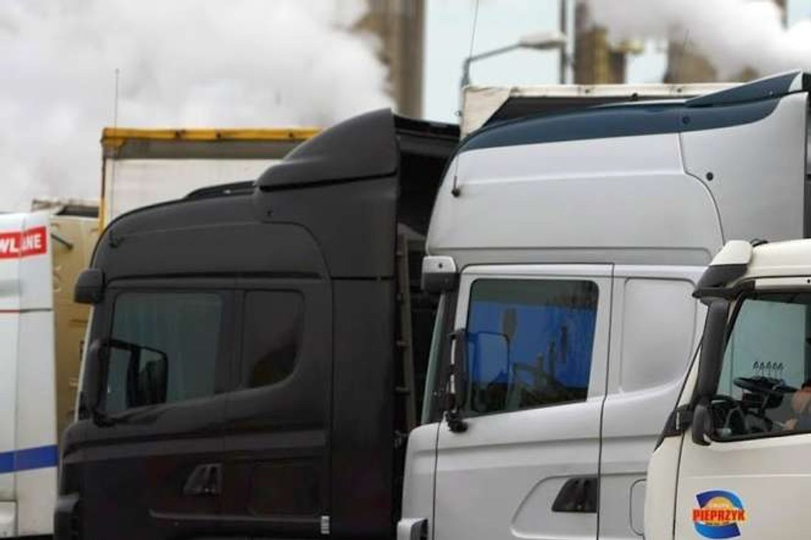 Kierowca spał w tirze, omal nie zginął