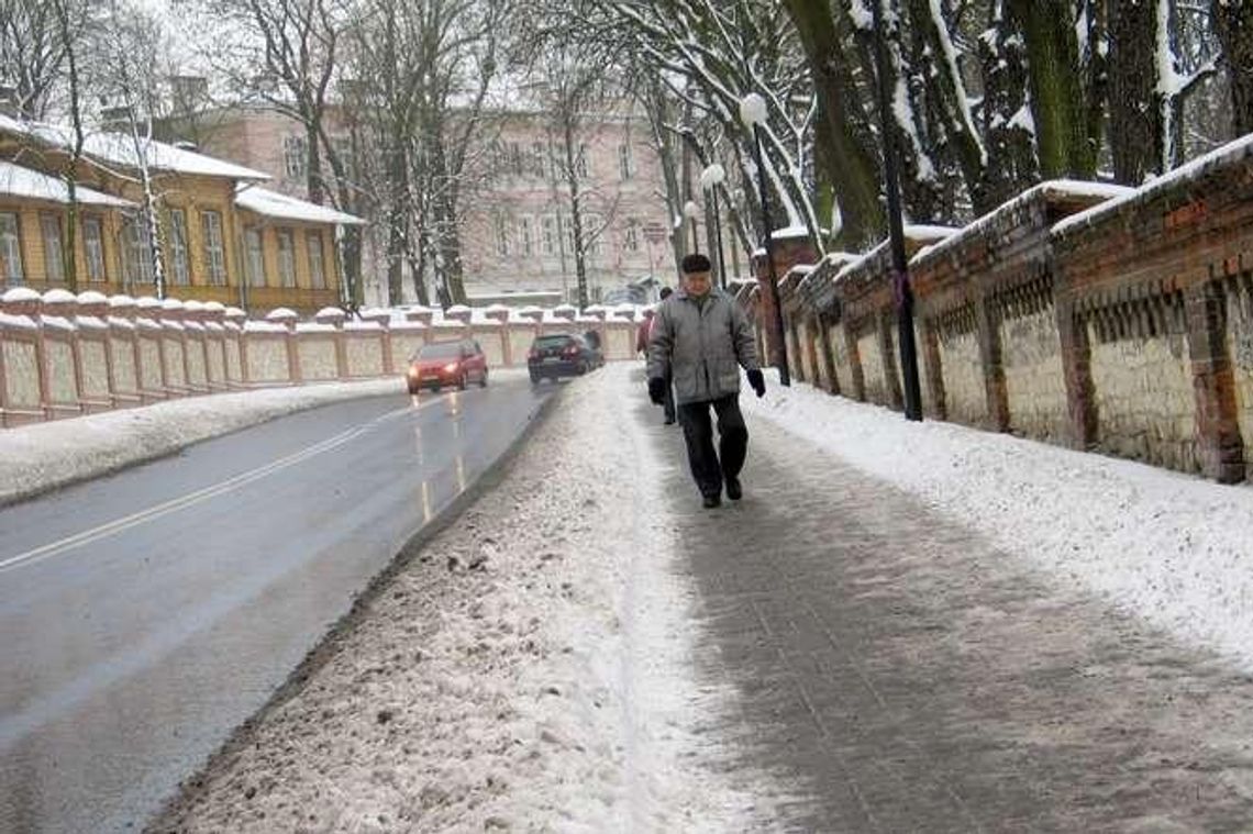 Kierowca staranował zabytkowy mur. Na odbudowę nie ma pieniędzy, będzie rozbiórka?