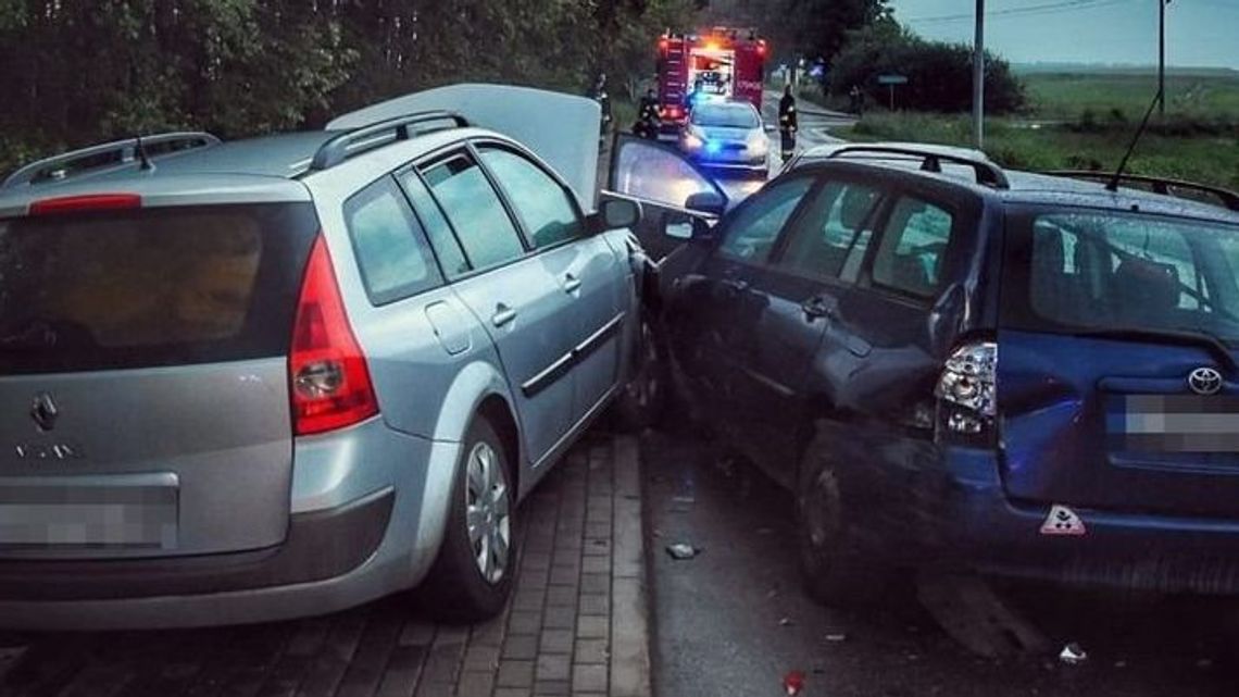 Kierowca toyoty stracił panowanie nad autem. Jedna opona letnia, druga zimowa