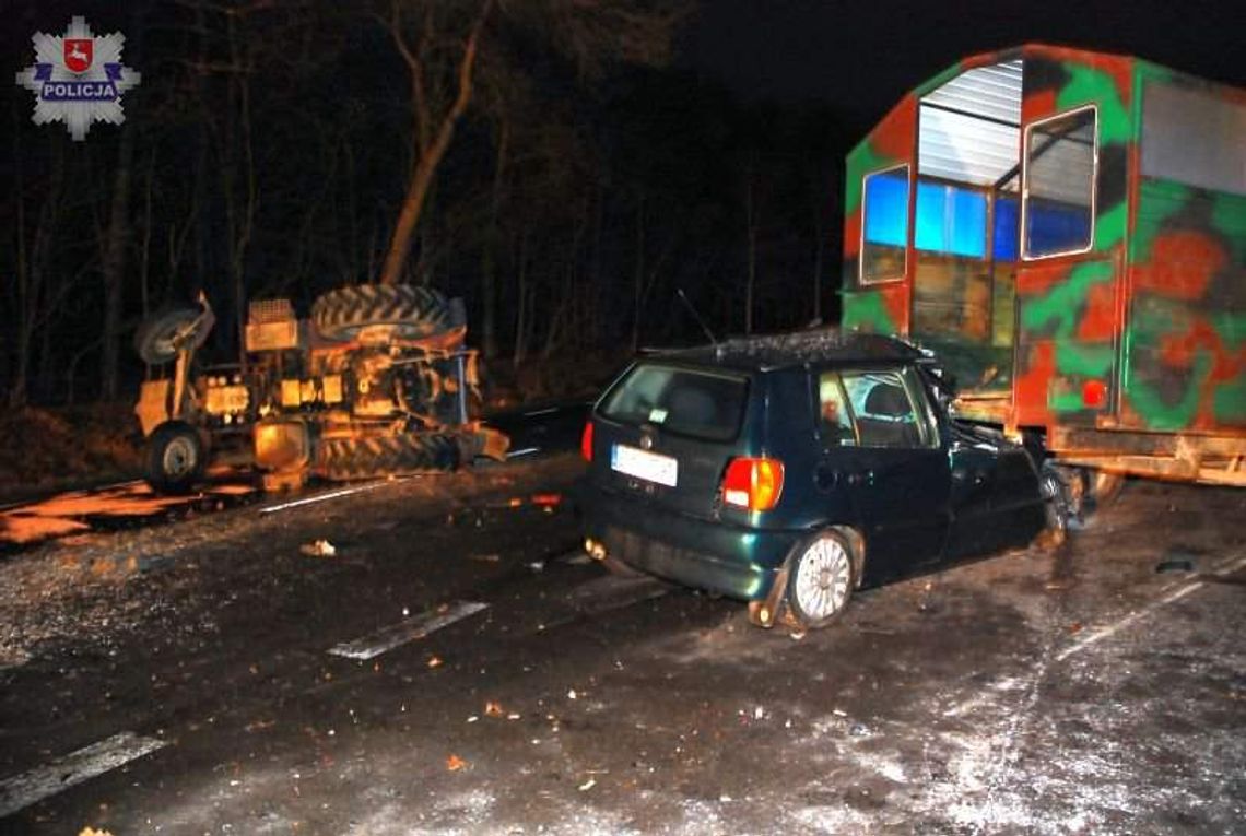 Kierowca uderzył w przyczepę ciągnika i zginął. Wyjazd z Parczewa zablokowany