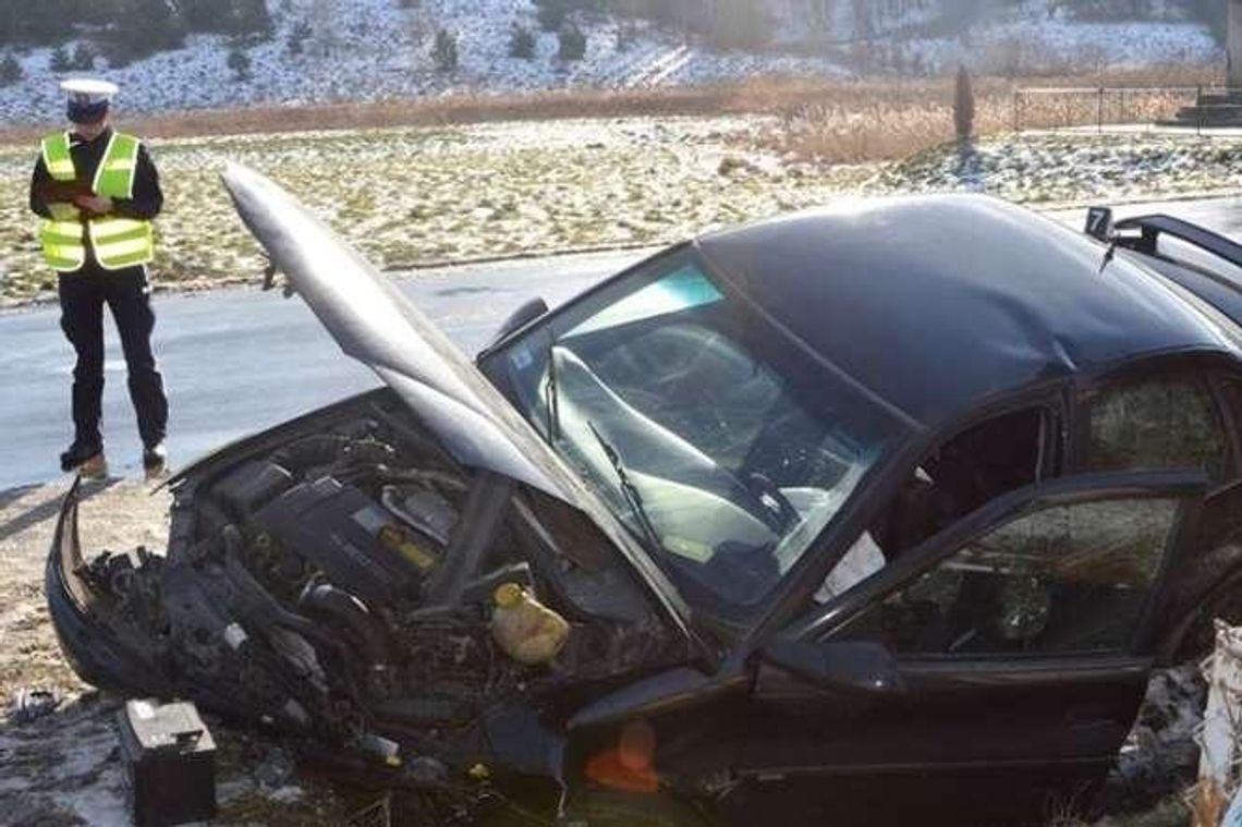 Kierowca wpadł w poślizg i uderzył w przepust. Nie żyje starsza kobieta 