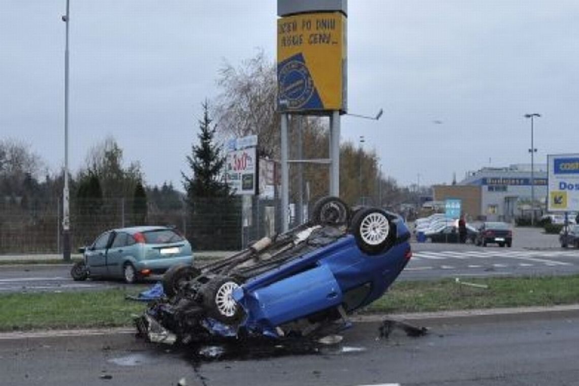 Kierowca wymusił pierwszeństwo i doprowadził do dachowania