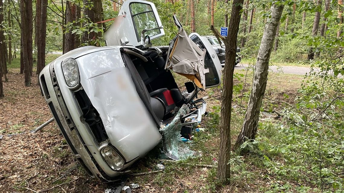 Kierowca wypadł z drogi. Nastolatka walczy o życie Kierowca wypadł z drogi. Nastolatka walczy o życie
