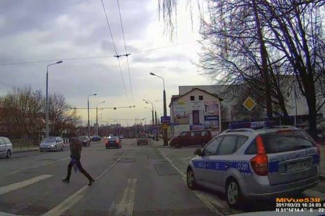 Kierowca wyprzedza na przejściu. Ale wszystko widzą policjanci (wideo) Kierowca wyprzedza na przejściu. Ale wszystko widzą policjanci (wideo)