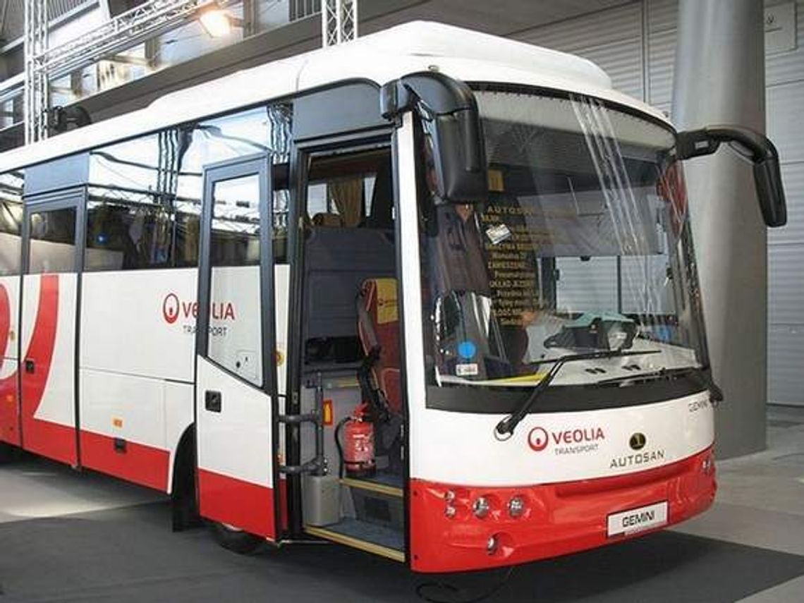  Kierowca wyrzucił dzieci z autobusu. W połowie drogi