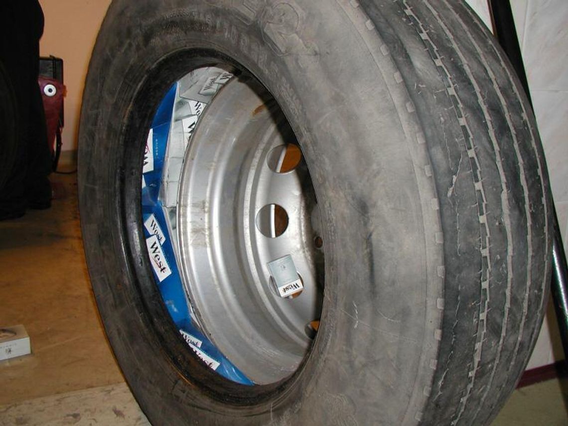 Kierowca z Ukrainy papierosy ukrył w oponach Kierowca z Ukrainy papierosy ukrył w oponach