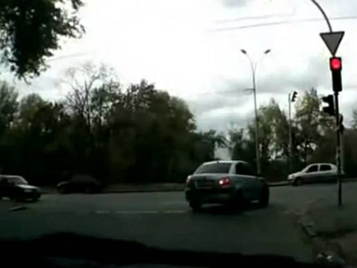 Kierowca z wyrzutami sumienia naprawia swój błąd (wideo) Kierowca z wyrzutami sumienia naprawia swój błąd (wideo)