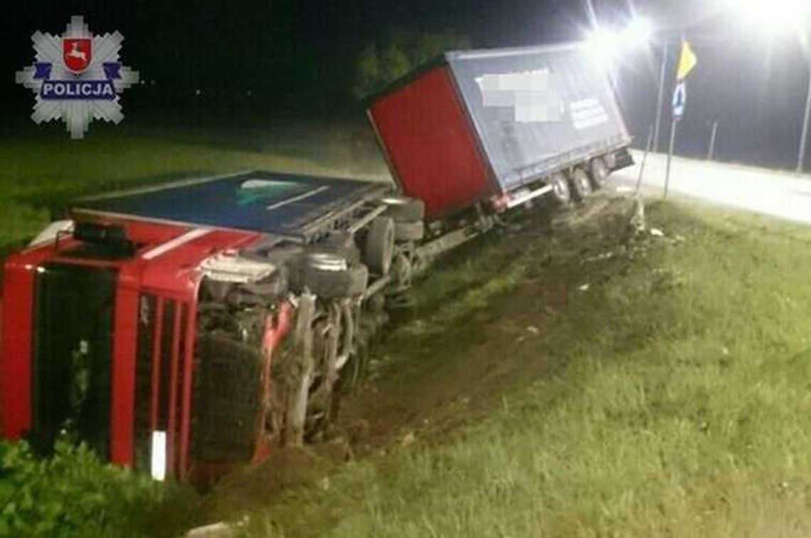 Kierowca zasnął i wjechał ciężarówką do rowu