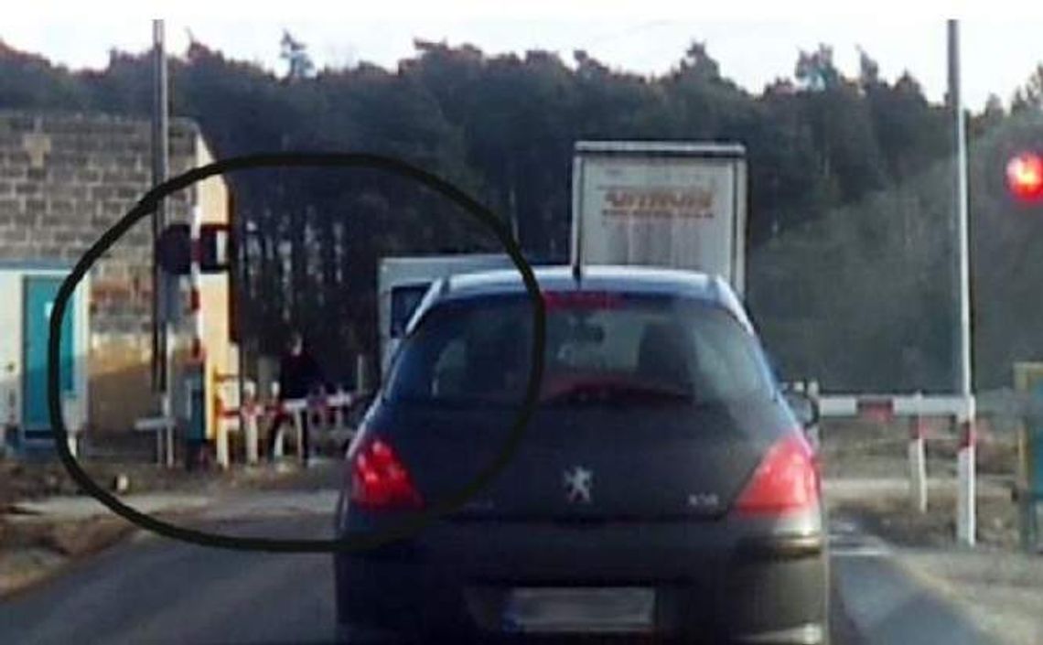 Kierowca zdjął opuszczony szlaban i przejechał przez przejazd kolejowy